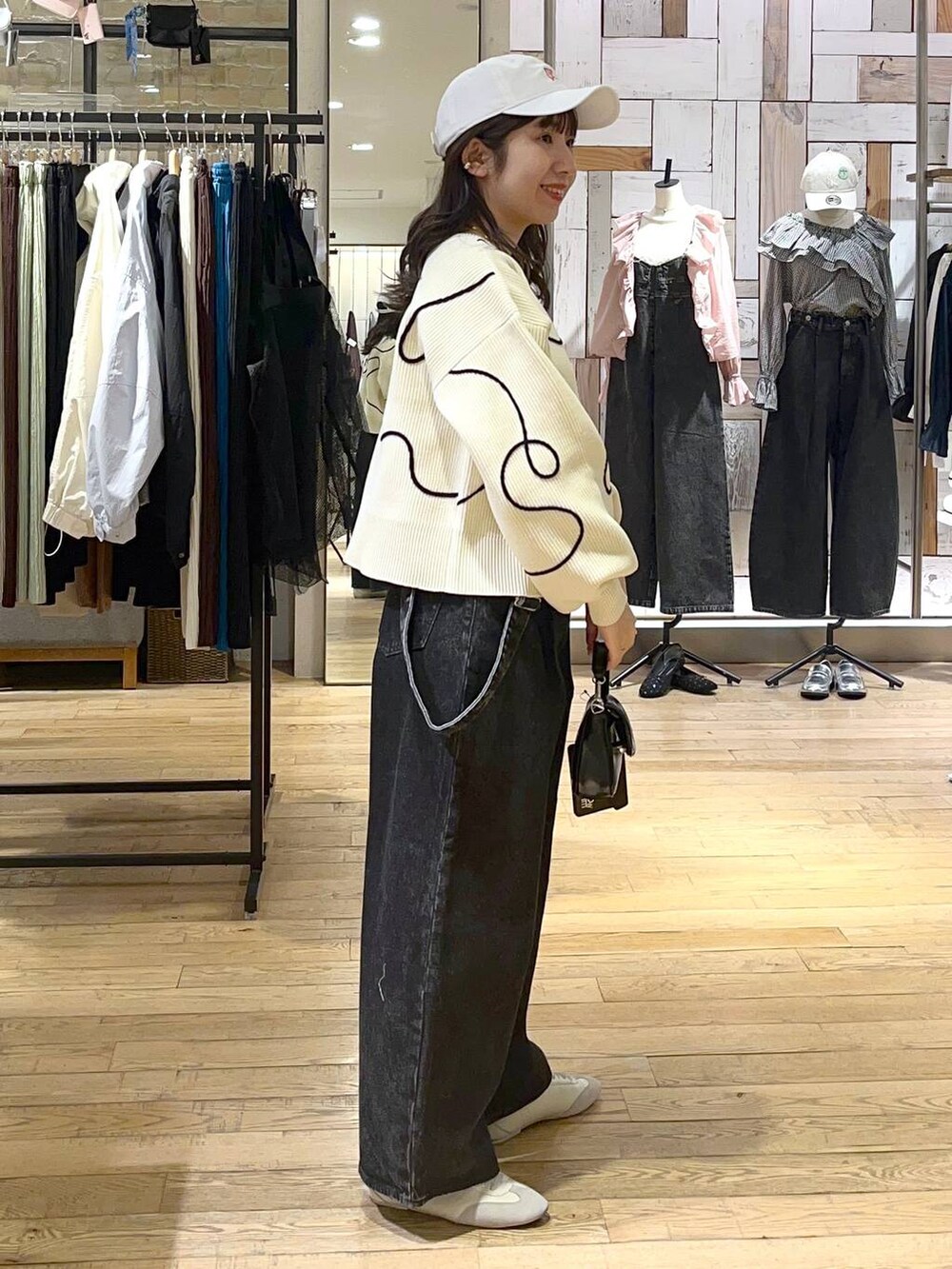 「着痩せ・細見え、差し色コーデ、ワントーン、ローリーズスタイル_LOWRYS FARM、LOWRYS FARM、カーディガン、デニムパンツ、スニーカー、春コーデ」|「A part byの≪追加2≫SUS/ビーズネックレス(ネックレス、ゴールド系)」を使った、maumauさん(レディース・160cm)の冬コーディネートの2枚目の写真