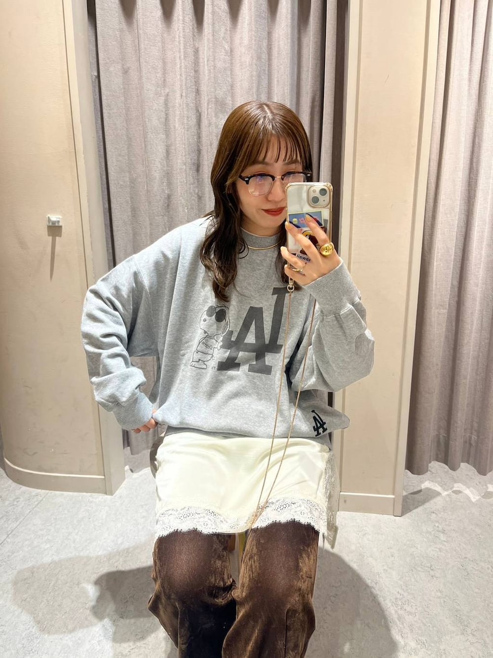 ホワイト系のキャミソール、ブラウン系のその他パンツ、シルバー系のスウェットを着用したレディースの秋コーディネートの2枚目の写真