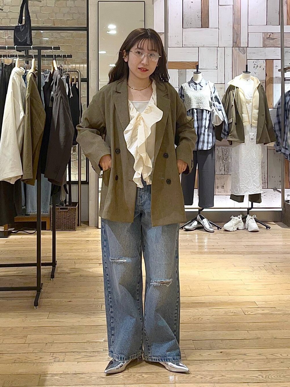 「LOWRYS FARM、着痩せ・細見え、差し色コーデ、ワントーン、ローリーズスタイル_LOWRYS FARM、ブラウス、デニムパンツ、ジャケット、春コーデ、春夏コーデ」|「A part byの≪追加2≫SUS/ビーズネックレス(ネックレス、ゴールド系)」を使った、maumauさん(レディース・160cm)の春コーディネートの4枚目の写真