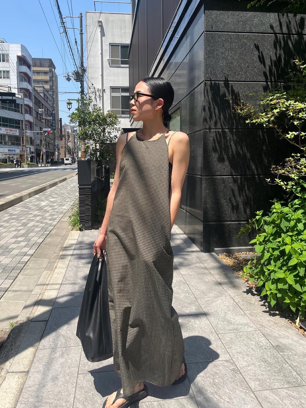 ベージュ系のワンピースを着用したレディースの春コーディネートの2枚目の写真