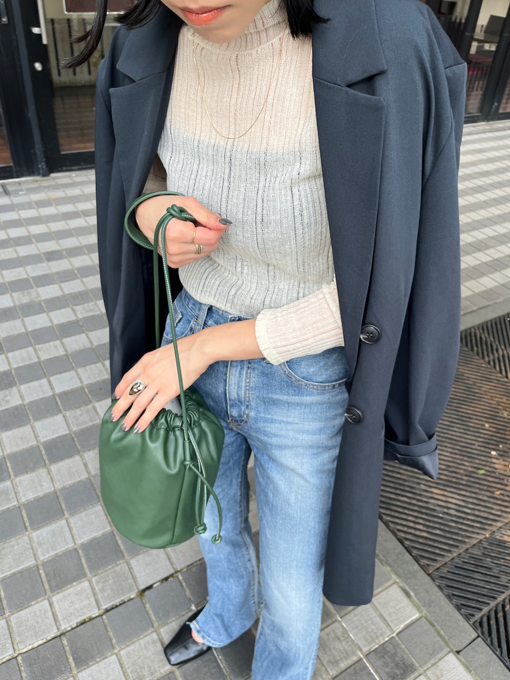 「Ungrid、アングリッド、大人カジュアル、大人コーデ、大人トレンドカジュアル、オトナカワイイ、ジャケットコーデ、ジャケット、ジャケットスタイル、デニムコーデ、フレアデニム、フラットシューズ、シアーニット、シンプルコーデ、ママコーデ」｜「Ungridのルーズシルエットジャケット（テーラードジャケット、グレー系）」を使った、藤野有美さん（レディース・155cm）の夏コーディネートの5枚目の写真