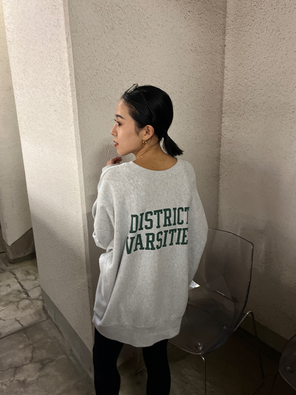 グレー系のスウェットを着用したレディースの夏コーディネートの2枚目の写真