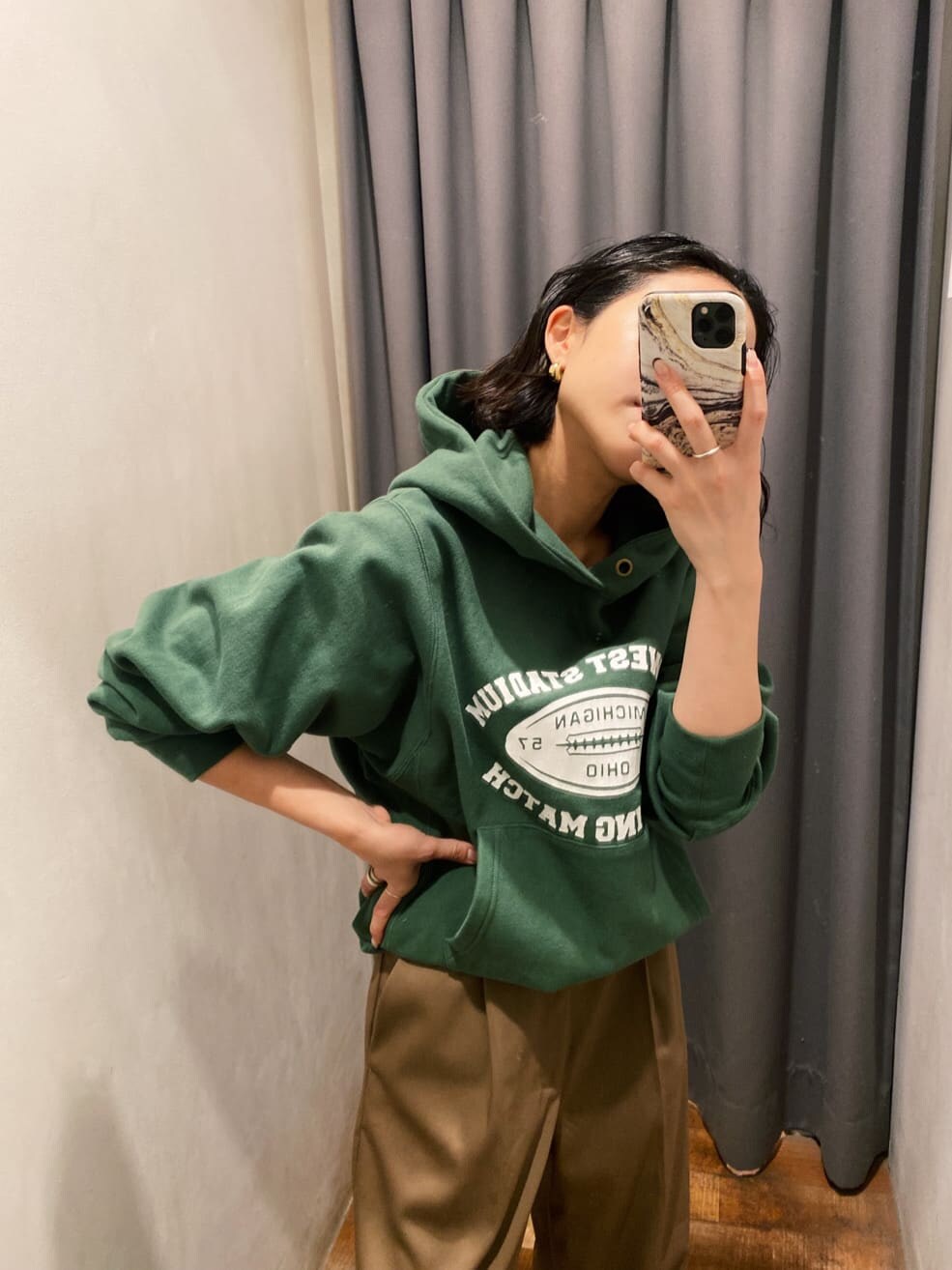 グリーン系のパーカー、ブラウン系のその他パンツを着用したレディースの冬コーディネートの7枚目の写真