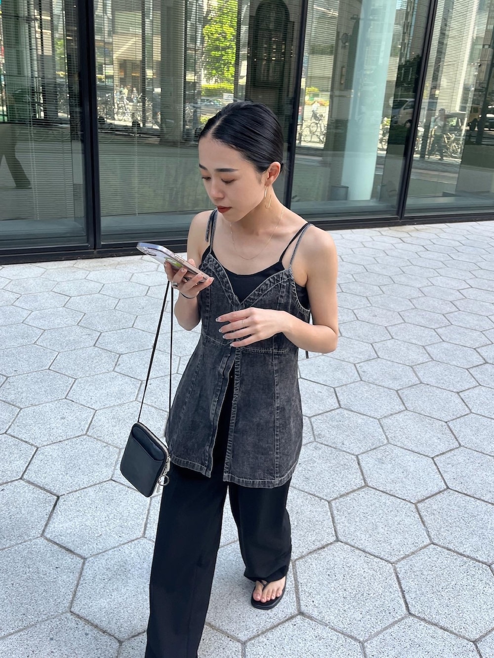 ブラック系のキャミソール、ブラック系のキャミソールを着用したレディースの春コーディネートの4枚目の写真