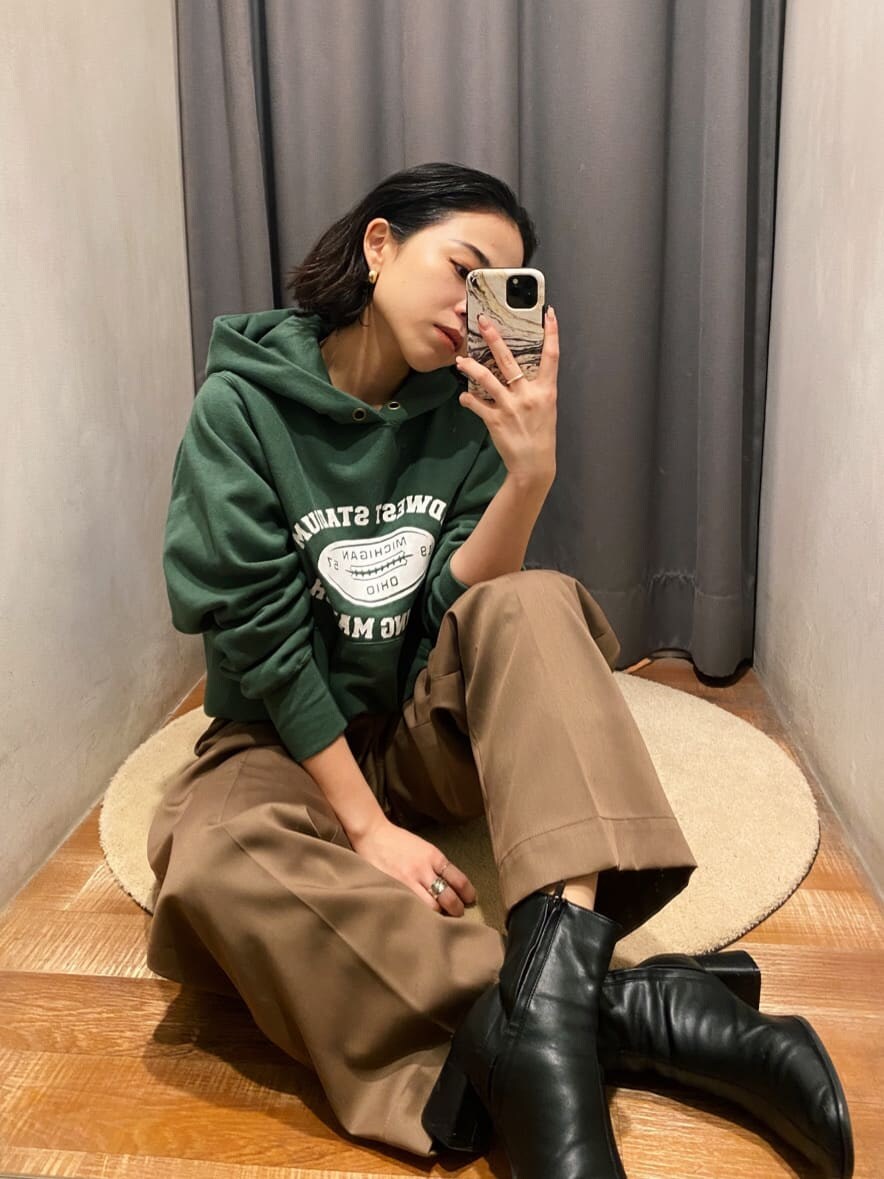 グリーン系のパーカー、ブラウン系のその他パンツを着用したレディースの冬コーディネートの2枚目の写真