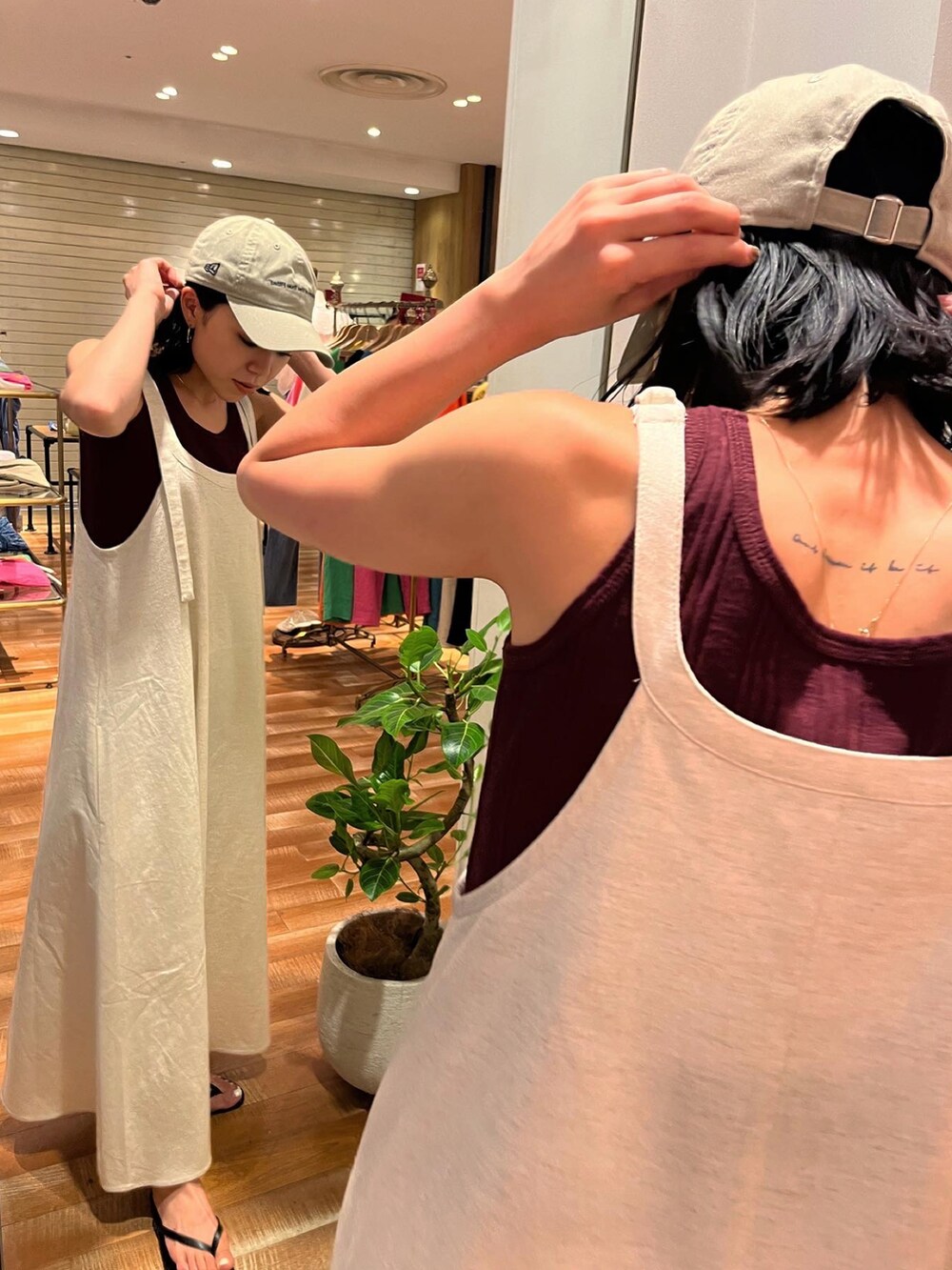 ホワイト系のワンピース、ブラック系のサンダルを着用したレディースの夏コーディネートの3枚目の写真