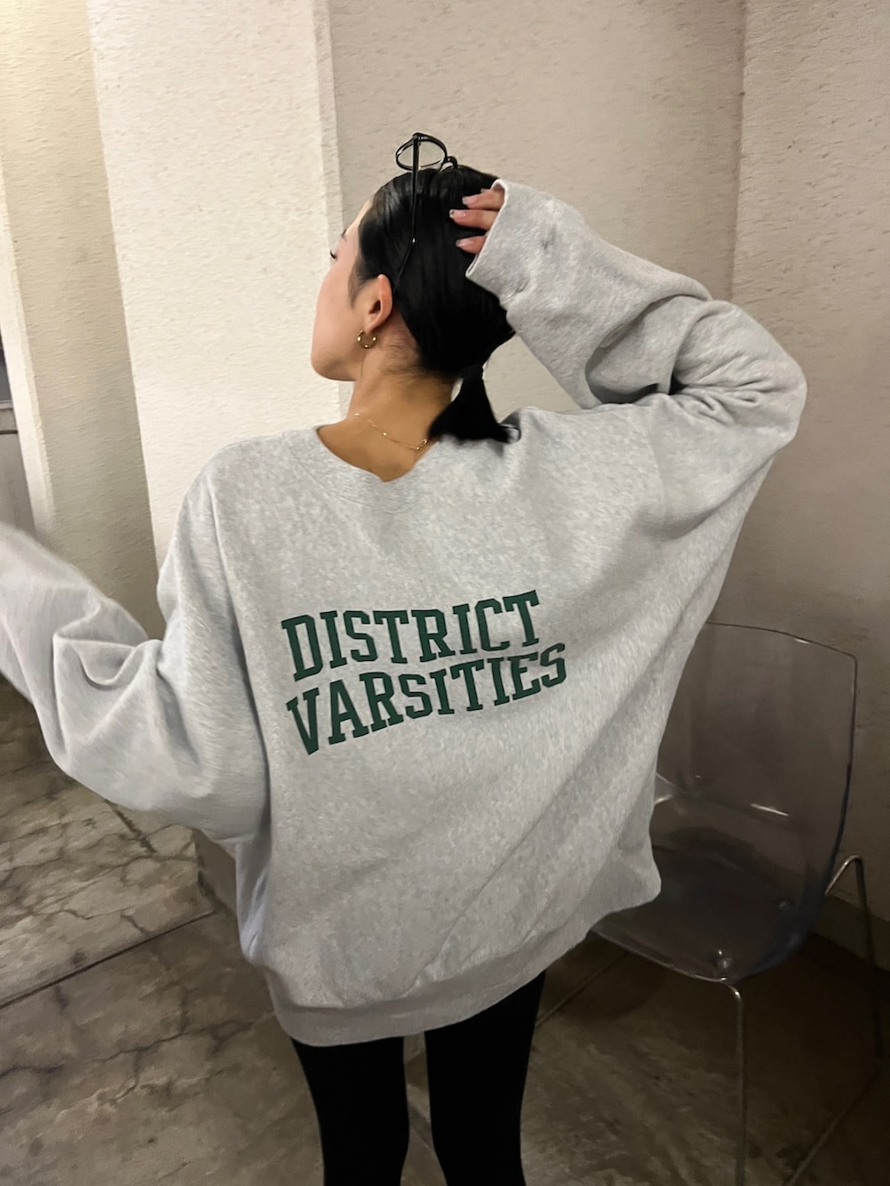 グレー系のスウェットを着用したレディースの夏コーディネートの4枚目の写真