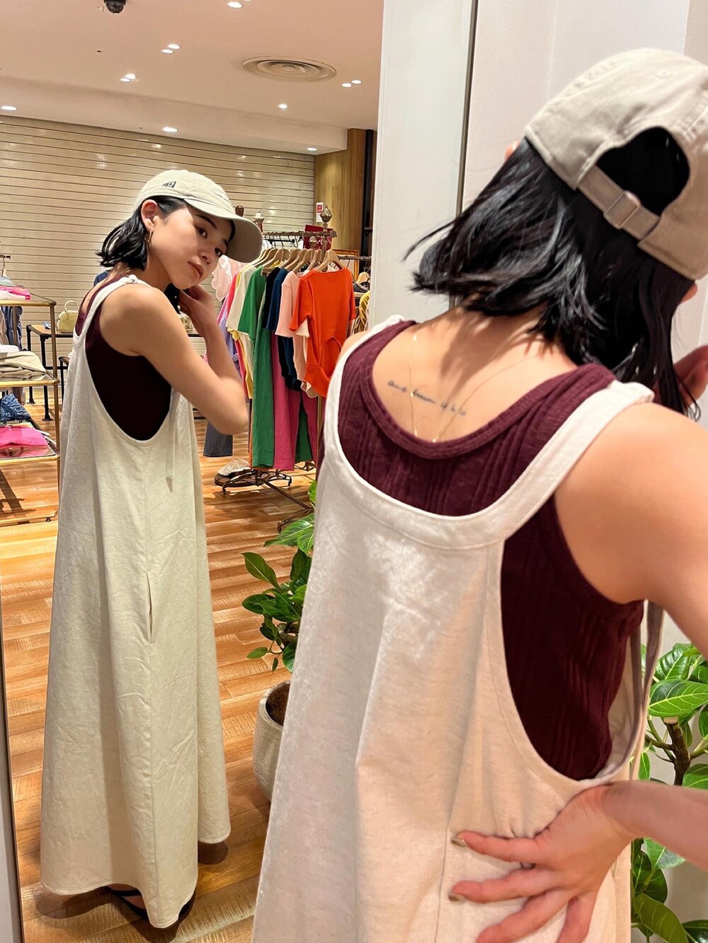 ホワイト系のワンピース、ブラック系のサンダルを着用したレディースの夏コーディネートの2枚目の写真