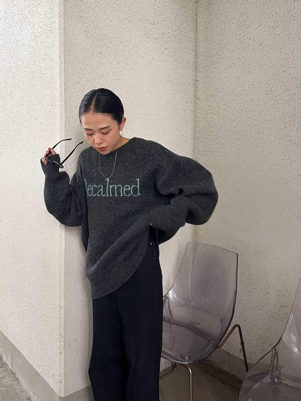 グレー系のニット/セーター、ブラック系のローファーを着用したレディースの夏コーディネートの3枚目の写真