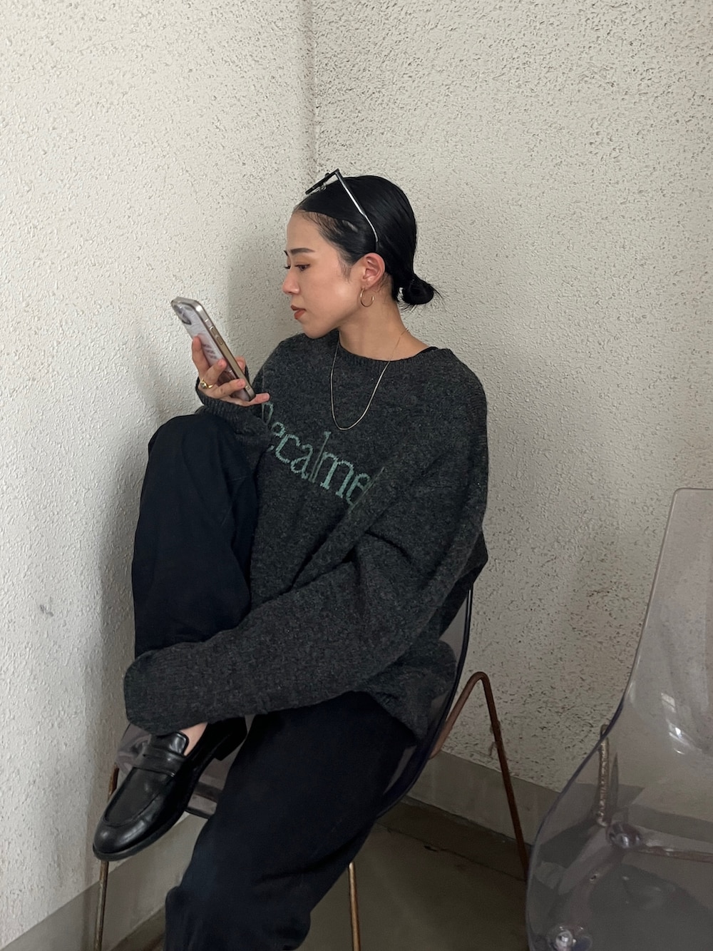 グレー系のニット/セーター、ブラック系のローファーを着用したレディースの夏コーディネートの2枚目の写真