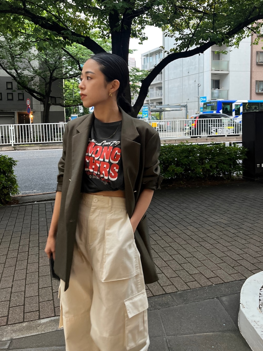 グレー系のTシャツ/カットソー、ブラック系のハンドバッグを着用したレディースの春コーディネートの2枚目の写真