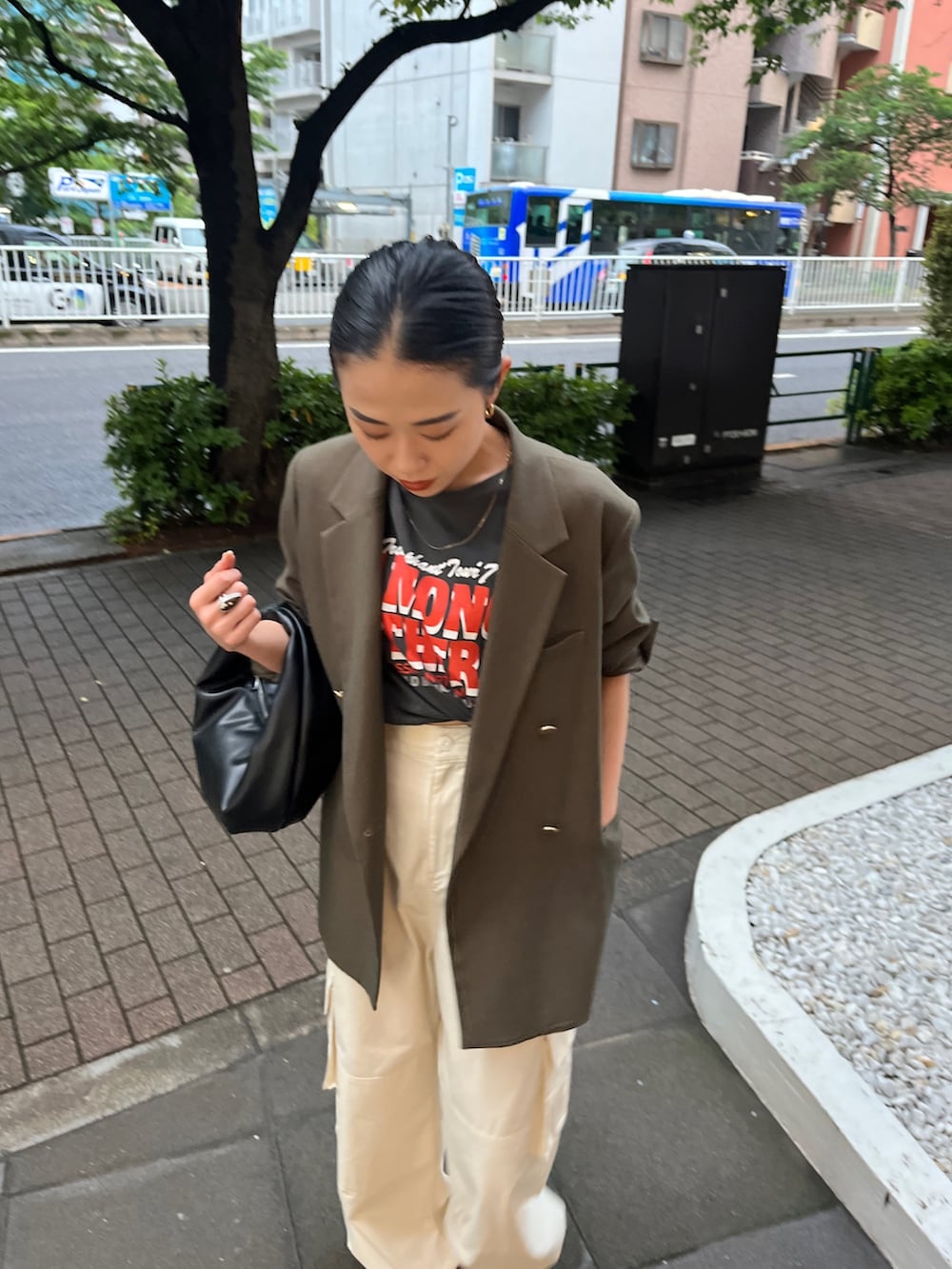 グレー系のTシャツ/カットソー、ブラック系のハンドバッグを着用したレディースの春コーディネートの3枚目の写真