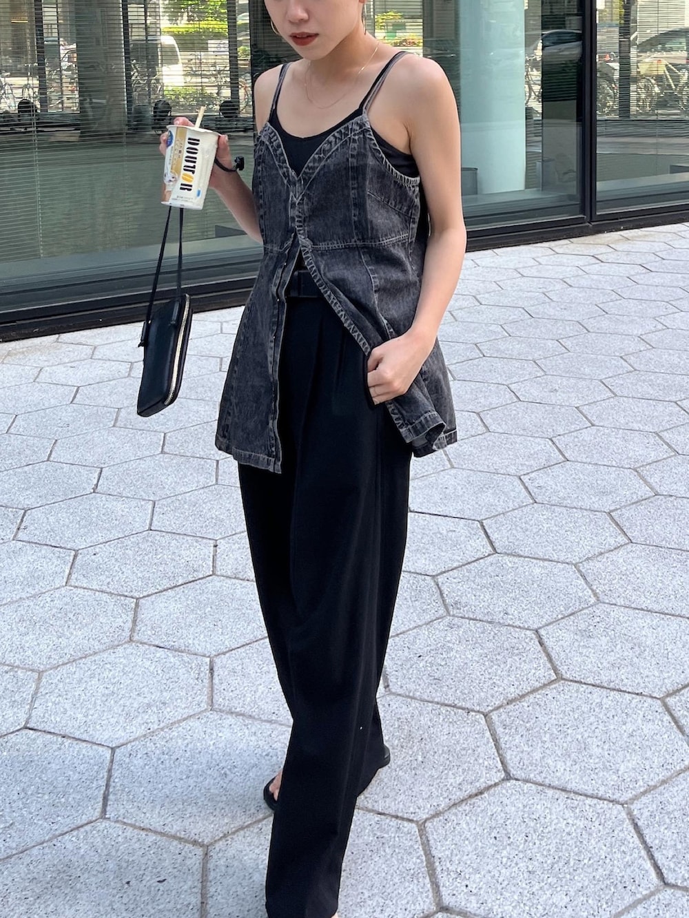 ブラック系のキャミソール、ブラック系のキャミソールを着用したレディースの春コーディネートの3枚目の写真