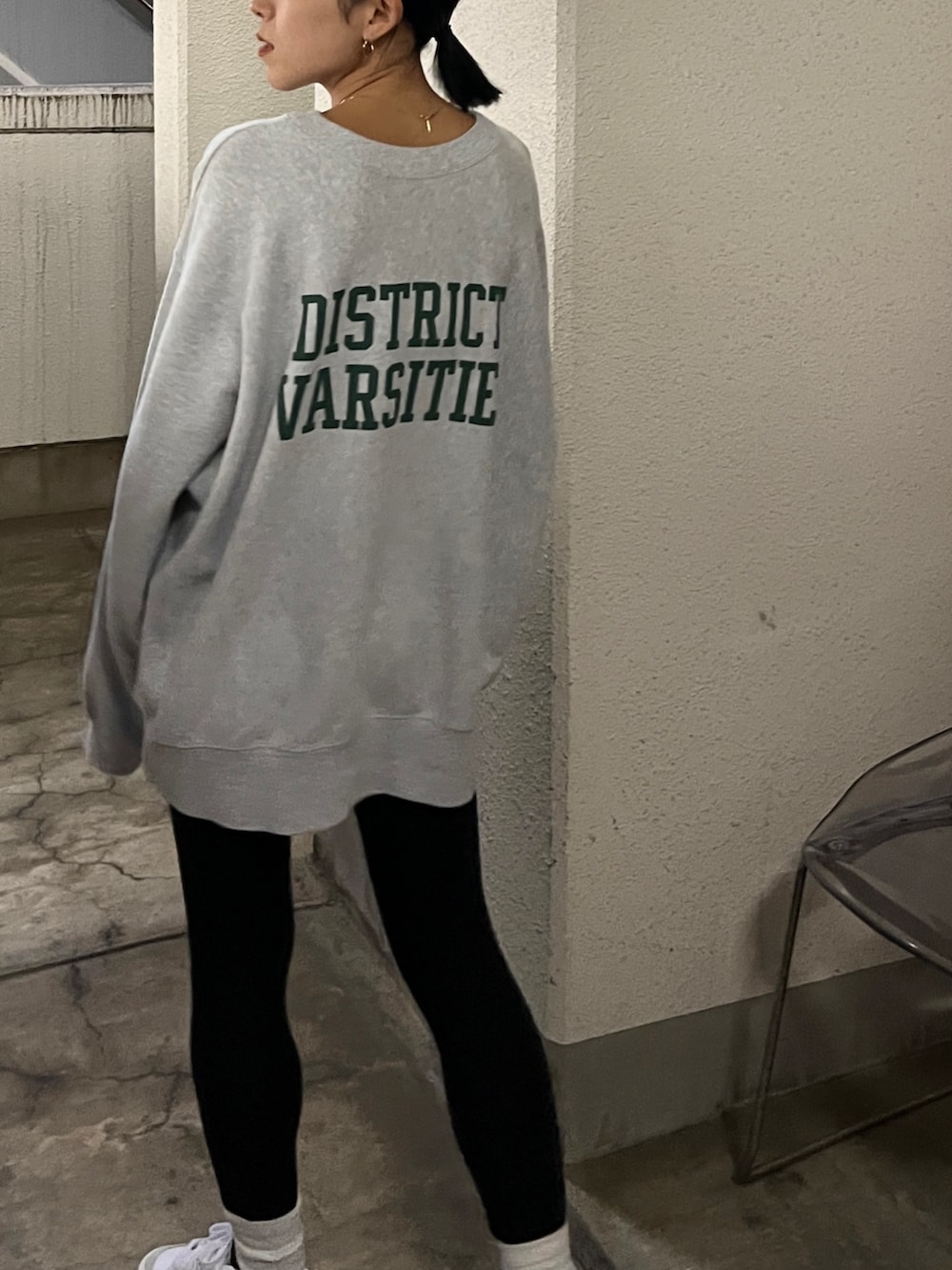 グレー系のスウェットを着用したレディースの夏コーディネートの3枚目の写真