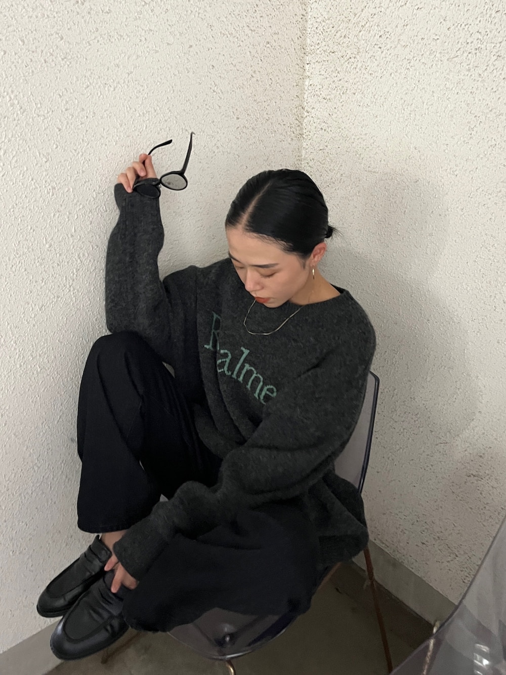 グレー系のニット/セーター、ブラック系のローファーを着用したレディースの夏コーディネートの5枚目の写真