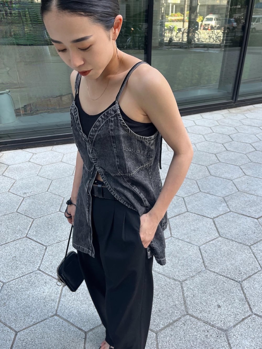 ブラック系のキャミソール、ブラック系のキャミソールを着用したレディースの春コーディネートの7枚目の写真