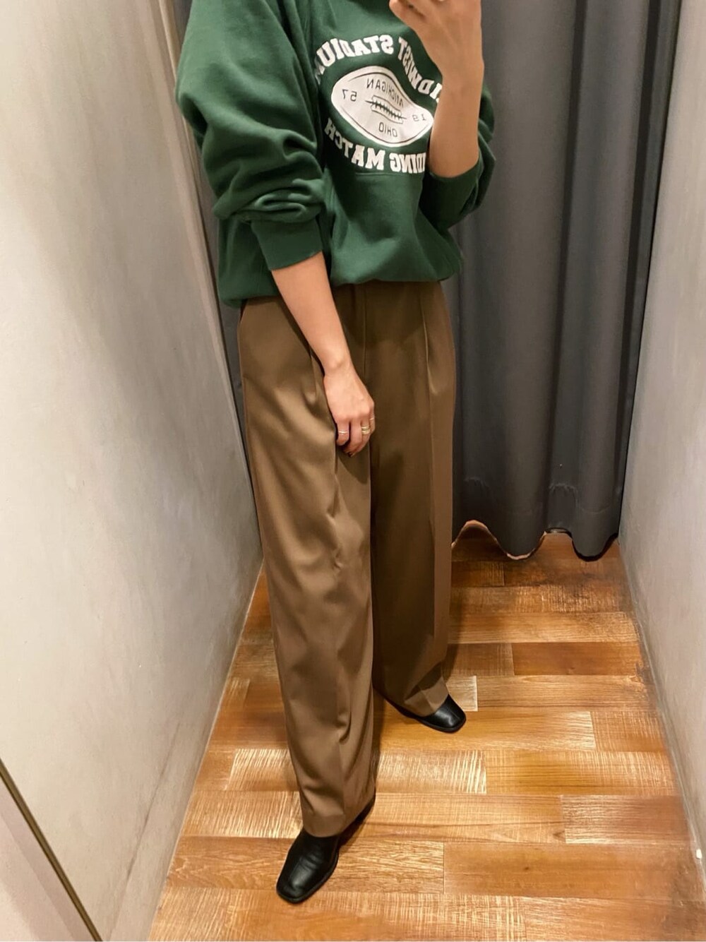 グリーン系のパーカー、ブラウン系のその他パンツを着用したレディースの冬コーディネートの6枚目の写真