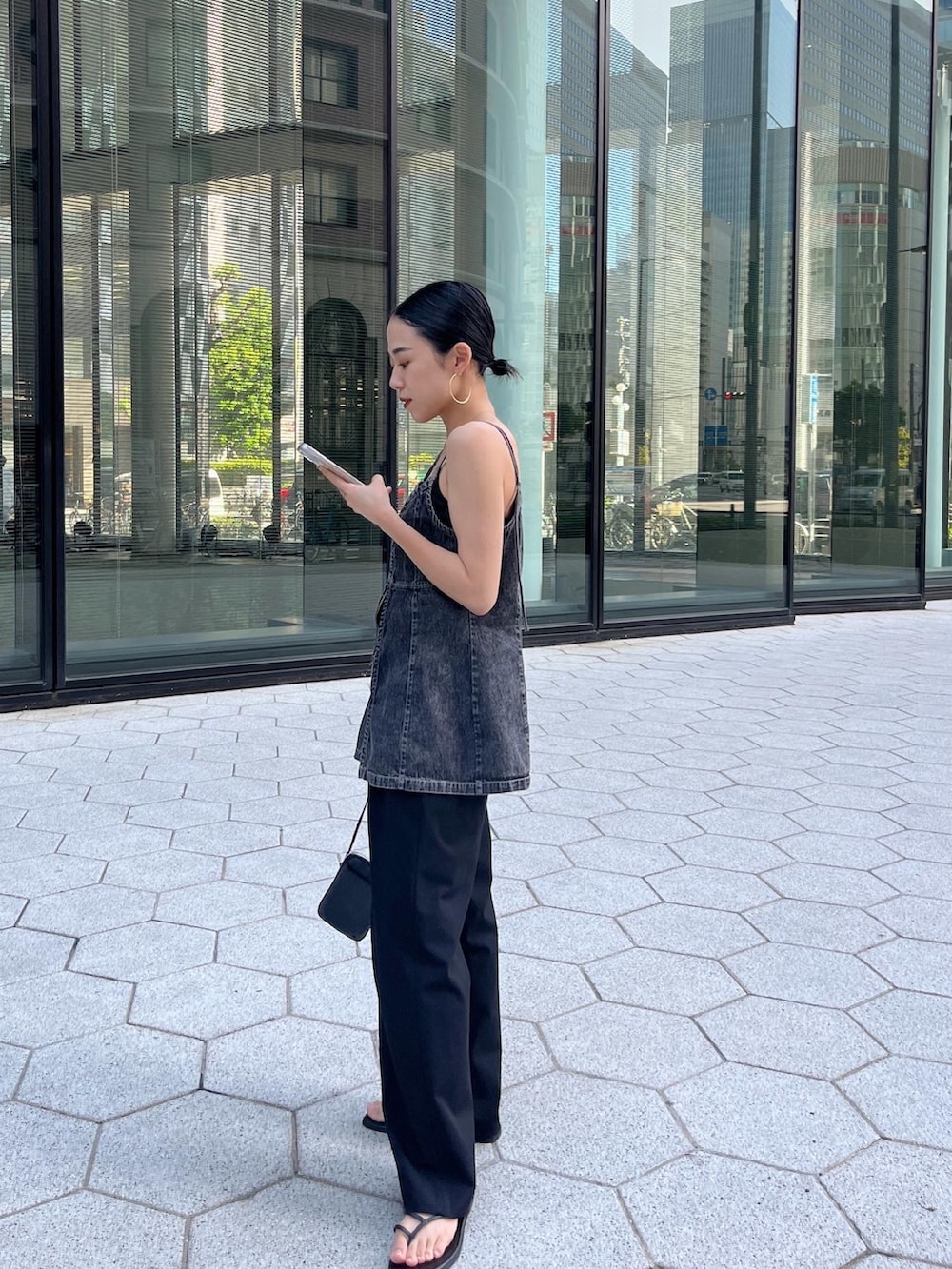 ブラック系のキャミソール、ブラック系のキャミソールを着用したレディースの春コーディネートの6枚目の写真