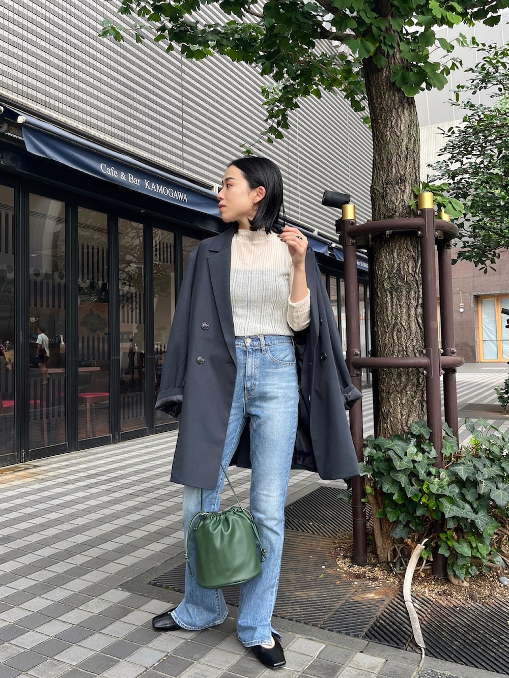 「Ungrid、アングリッド、大人カジュアル、大人コーデ、大人トレンドカジュアル、オトナカワイイ、ジャケットコーデ、ジャケット、ジャケットスタイル、デニムコーデ、フレアデニム、フラットシューズ、シアーニット、シンプルコーデ、ママコーデ」｜「Ungridのルーズシルエットジャケット（テーラードジャケット、グレー系）」を使った、藤野有美さん（レディース・155cm）の夏コーディネートの3枚目の写真