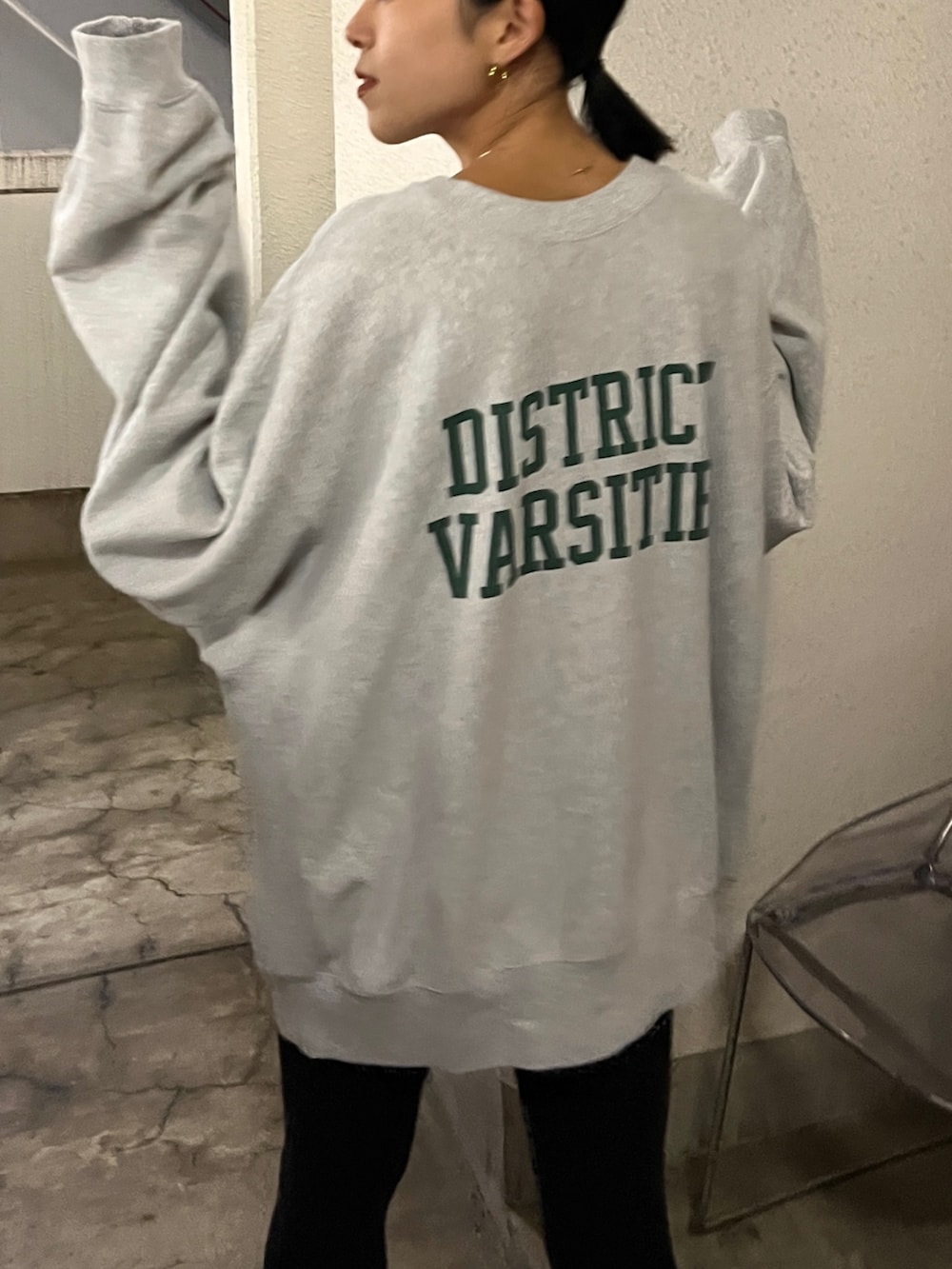 グレー系のスウェットを着用したレディースの夏コーディネートの6枚目の写真