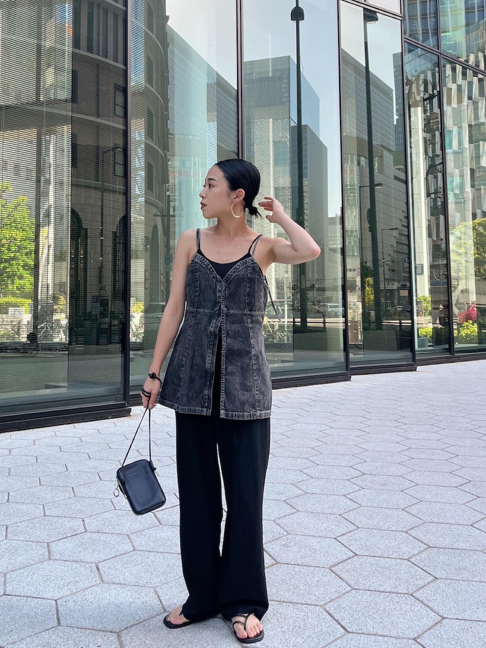 ブラック系のキャミソール、ブラック系のキャミソールを着用したレディースの春コーディネートの5枚目の写真