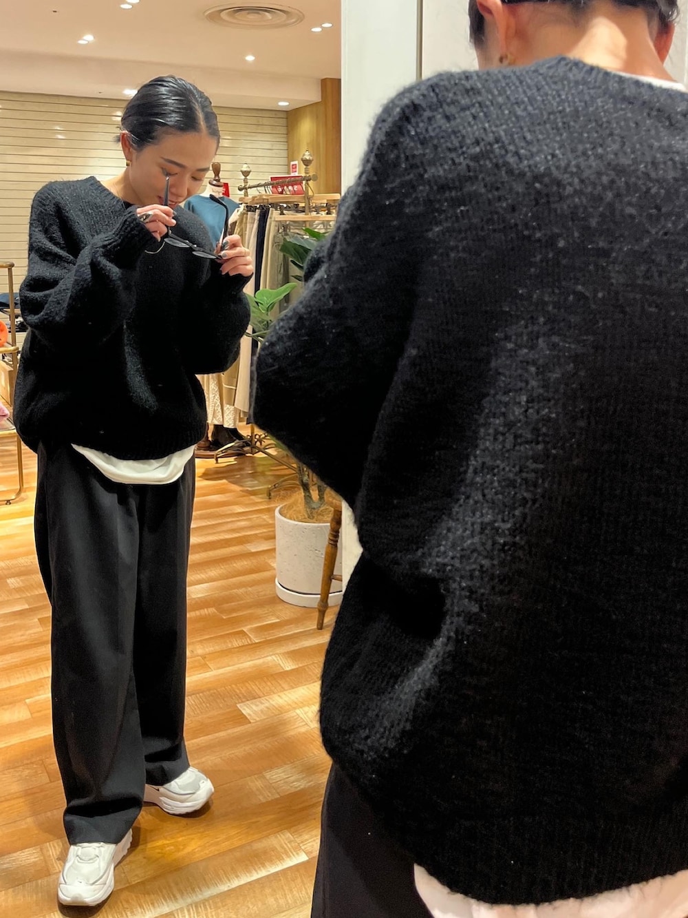 「Ungrid、アングリッド、大人カジュアル、シンプルコーデ、シンプルスタイル、スニーカーコーデ、ストレートパンツ、黒コーデ、黒、黒縁メガネ、黒ニット、モヘアニット、クルーネックニット、スニーカー、ナイキスニーカー」｜「Ungridのカラーモヘア混ルーズニット（ニット/セーター、ブラック系）」を使った、藤野有美さん（レディース・155cm）の冬コーディネートの3枚目の写真