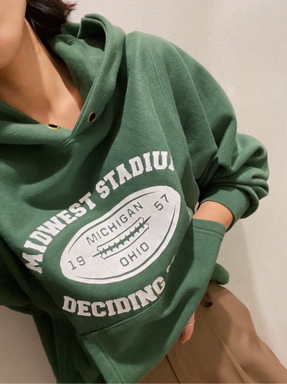 グリーン系のパーカー、ブラウン系のその他パンツを着用したレディースの冬コーディネートの8枚目の写真