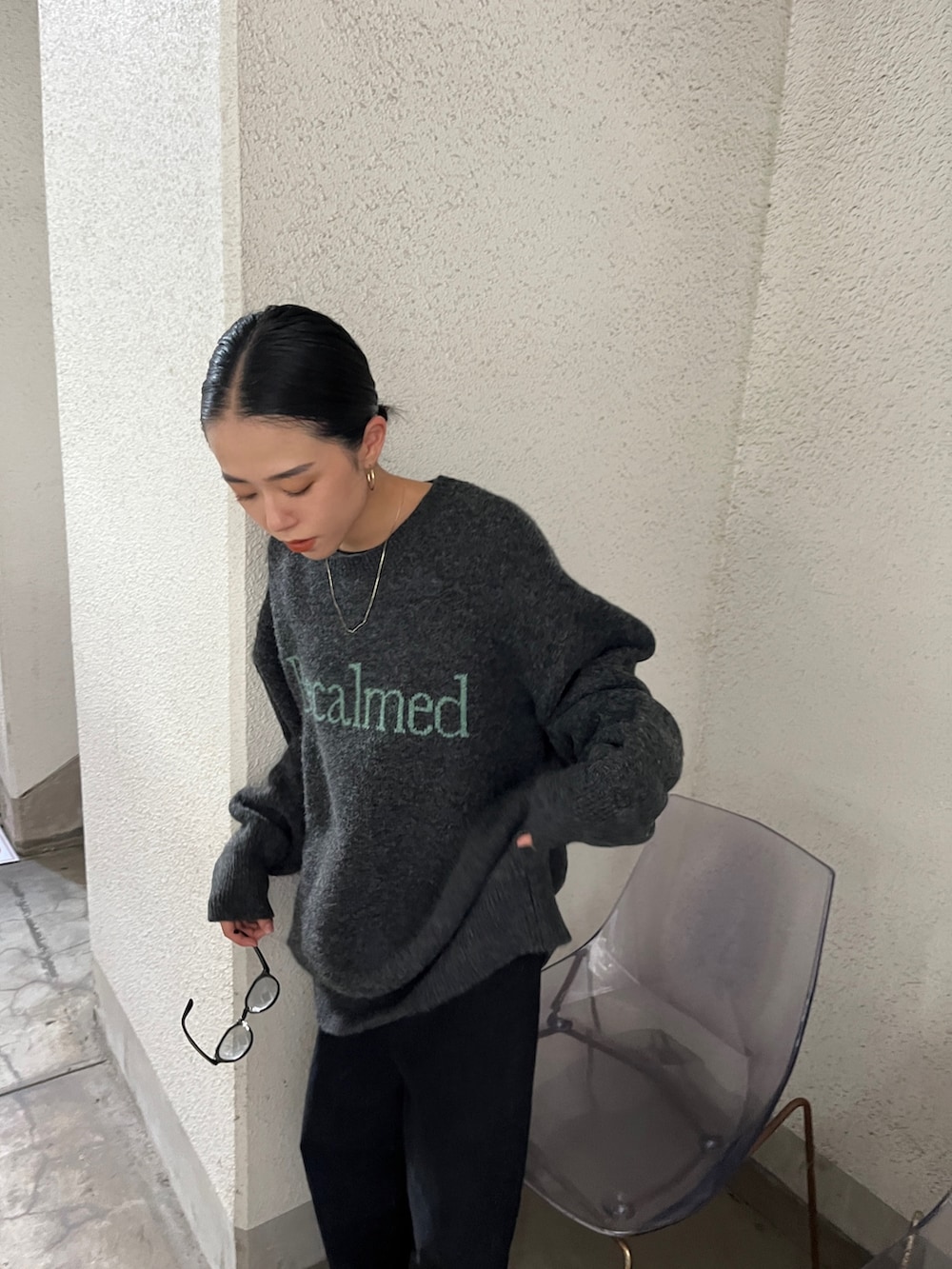 グレー系のニット/セーター、ブラック系のローファーを着用したレディースの夏コーディネートの4枚目の写真