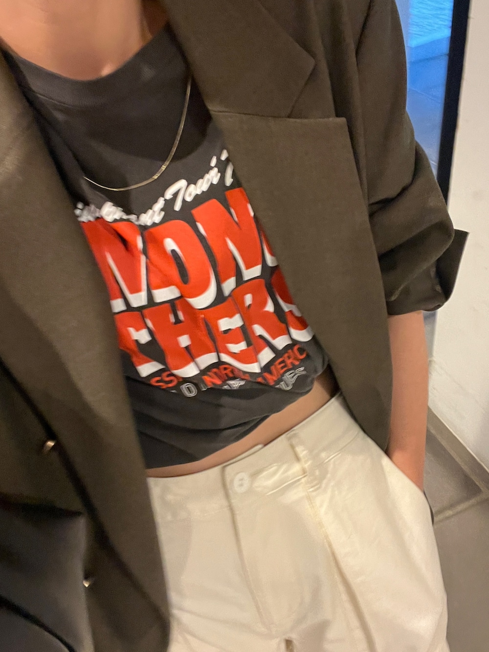グレー系のTシャツ/カットソー、ブラック系のハンドバッグを着用したレディースの春コーディネートの4枚目の写真