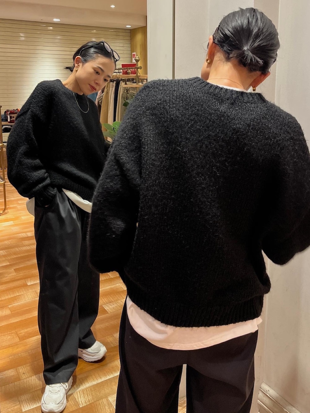 「Ungrid、アングリッド、大人カジュアル、シンプルコーデ、シンプルスタイル、スニーカーコーデ、ストレートパンツ、黒コーデ、黒、黒縁メガネ、黒ニット、モヘアニット、クルーネックニット、スニーカー、ナイキスニーカー」｜「Ungridのカラーモヘア混ルーズニット（ニット/セーター、ブラック系）」を使った、藤野有美さん（レディース・155cm）の冬コーディネートの4枚目の写真
