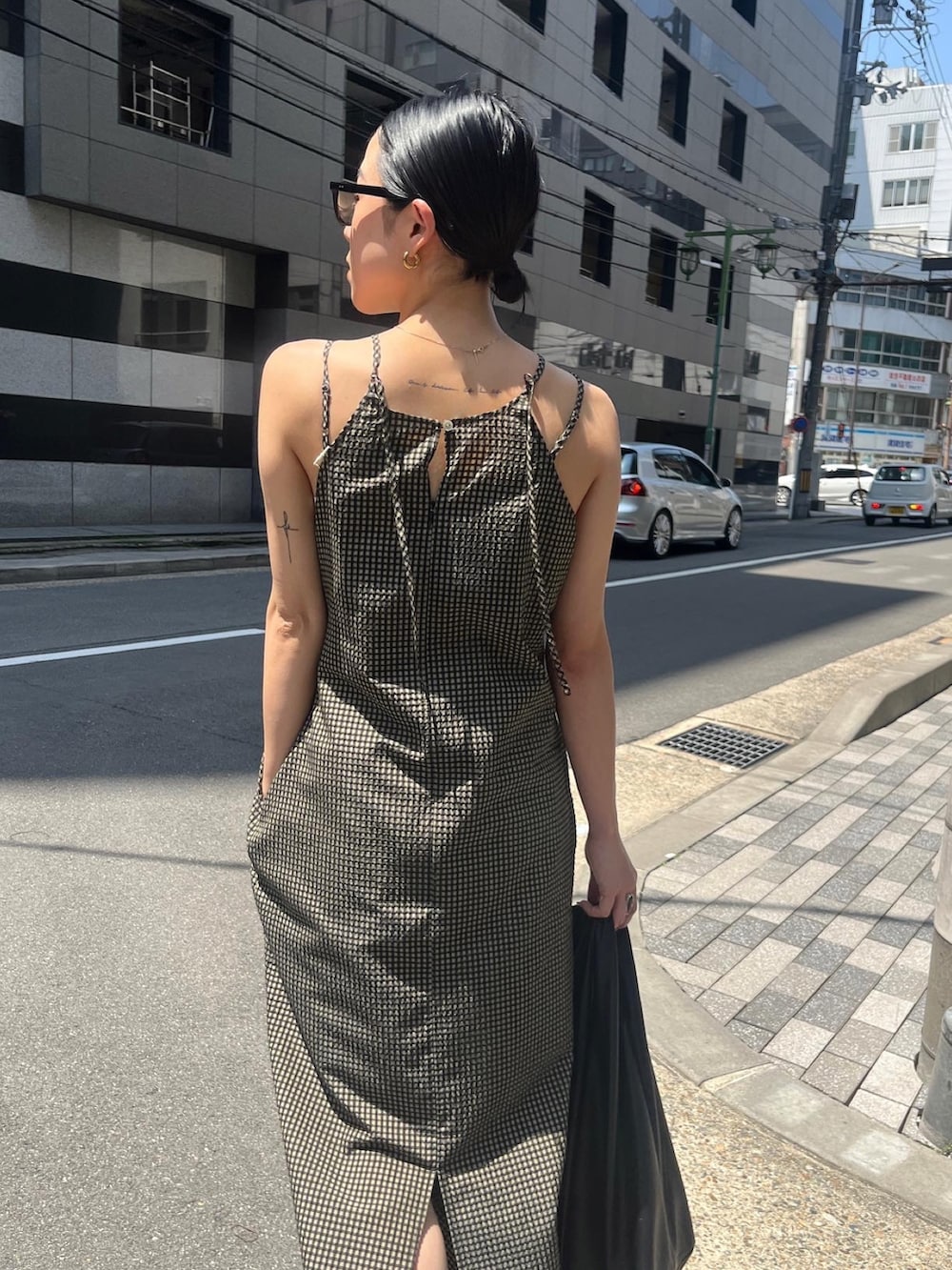 ベージュ系のワンピースを着用したレディースの春コーディネートの4枚目の写真