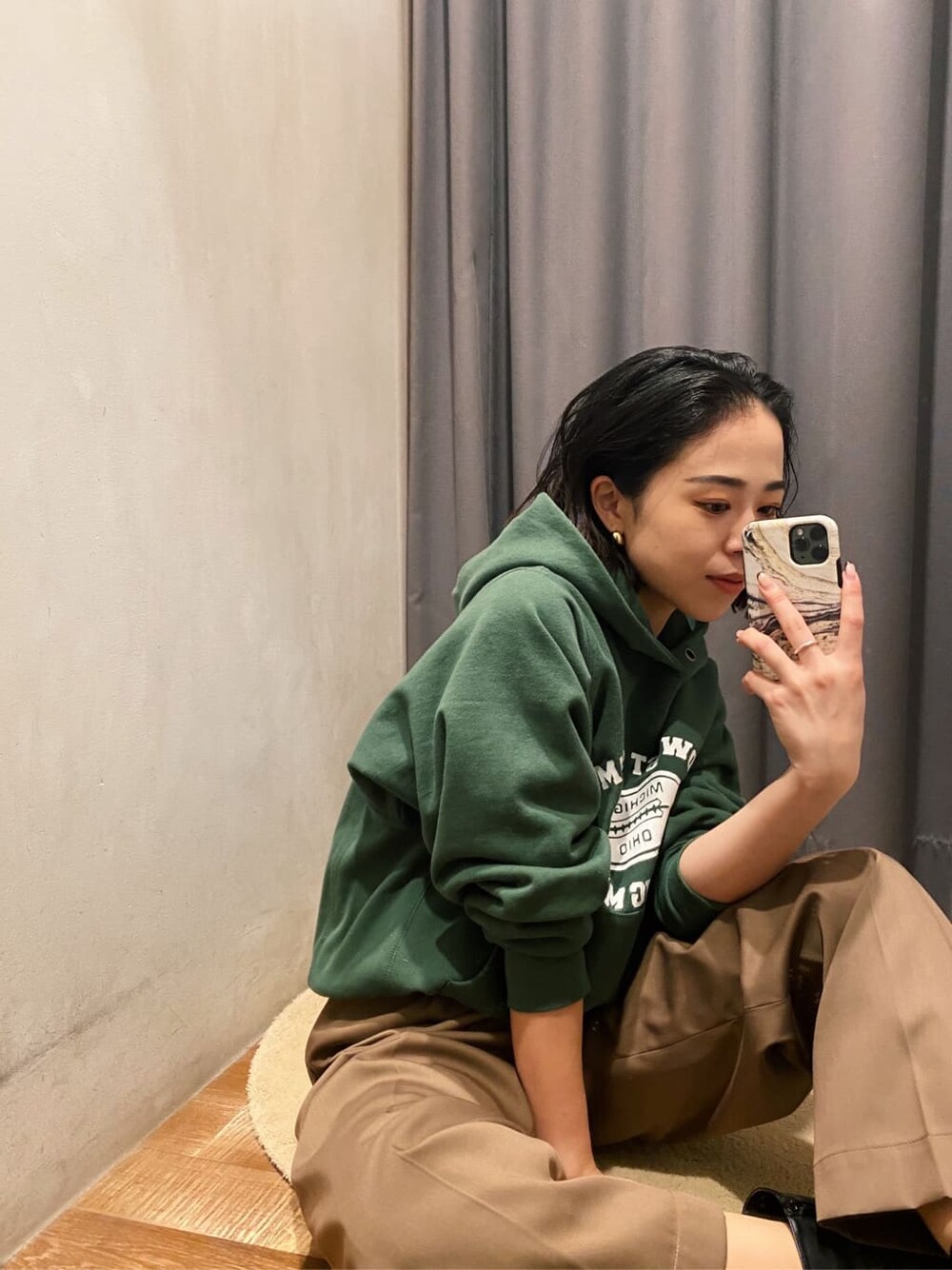 グリーン系のパーカー、ブラウン系のその他パンツを着用したレディースの冬コーディネートの4枚目の写真