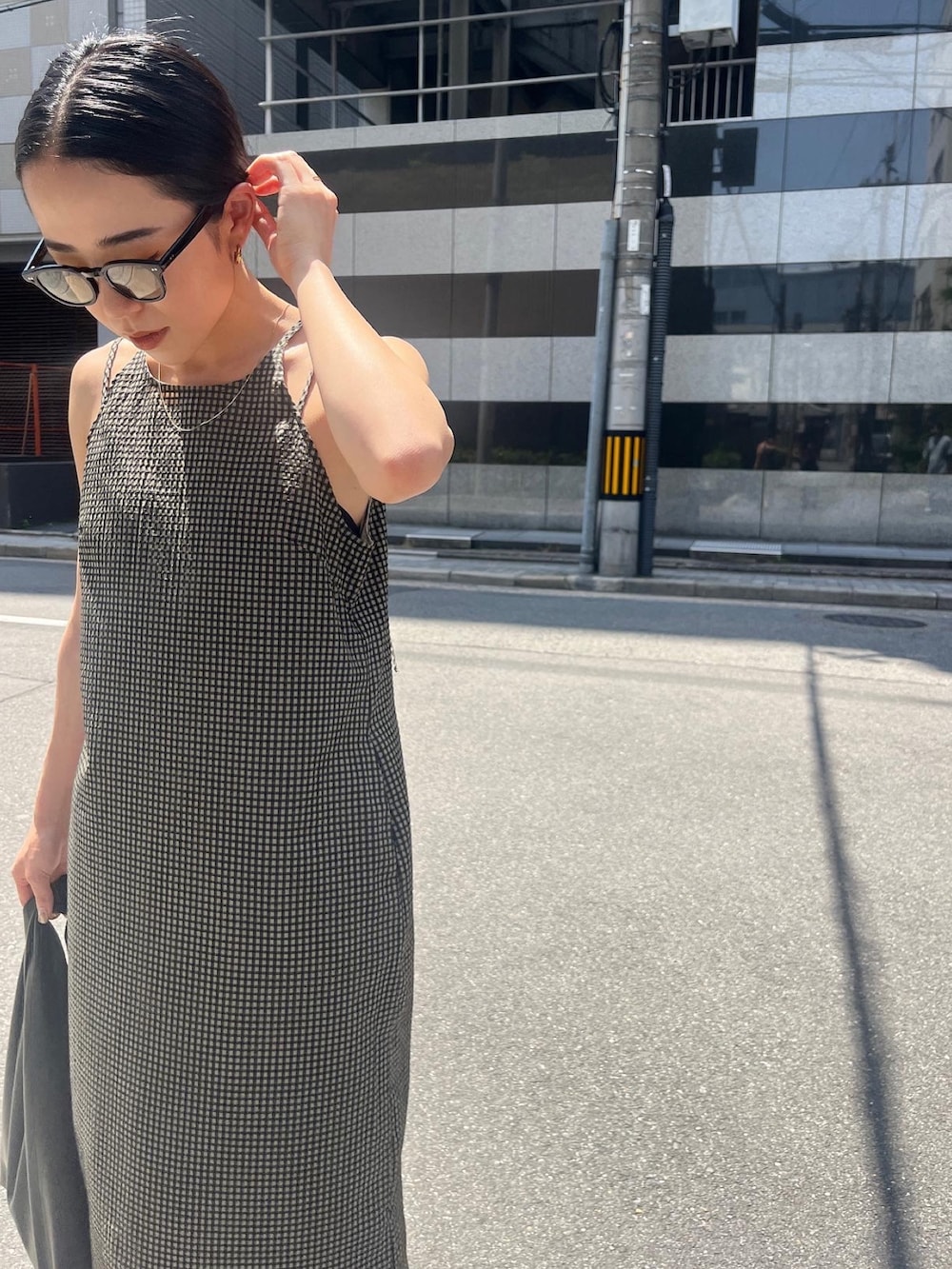 ベージュ系のワンピースを着用したレディースの春コーディネートの3枚目の写真