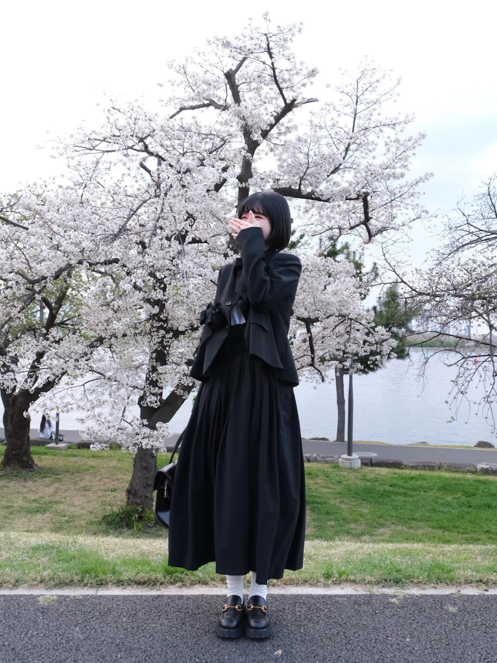 「春めき満開コーデ、ジャケット、春色、春服コーデ、お花見コーデ、オトナ女子、ゆるコーデ、お花見、春、モノトーンコーデ、リボン、最近のいい感じコーデ、セットアップ」｜「COMME des GARCONSのアイテム（ハンドバッグ、ブラック系）」を使った、ameさん（レディース・165cm）の春コーディネートの4枚目の写真