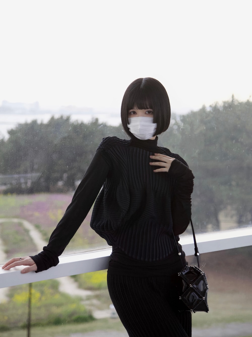 「春のNewスタイル、春ファッション、おでかけコーデ、シンプルスタイル、今日のコーデ、大人かわいい、ラクチンコーデ、休日スタイル、ワントーンコーデ、ブラック、キレイめ」｜「ISSEY MIYAKEのアイテム（トップス、ブラック系）」を使った、ameさん（レディース・165cm）の春コーディネートの3枚目の写真