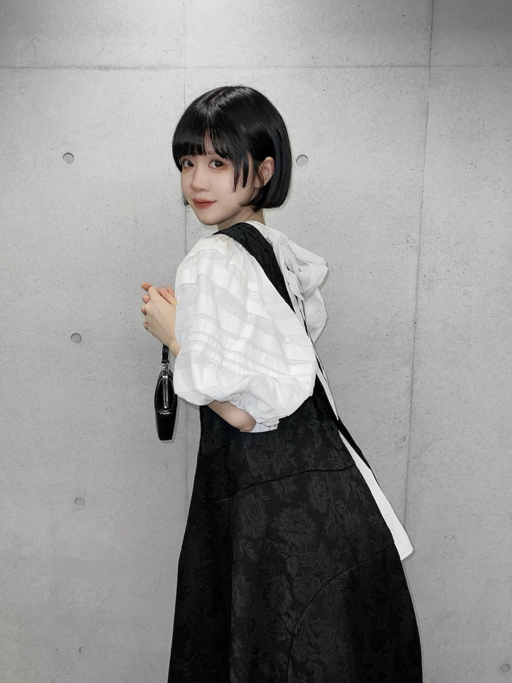 「新星WEARISTAにエントリー、秋冬コーデ、大人女子、シンプルコーデ、休日スタイル、ゆるコーデ、お洒落さんとつながりたい、クリスマスに着たい服、ファッションを楽しもう、大人かわいい、マイベストコーデ2023、高身長コーデ、冬」｜「COMME des GARCONSのアイテム（ハンドバッグ、ブラック系）」を使った、ameさん（レディース・165cm）の冬コーディネートの2枚目の写真