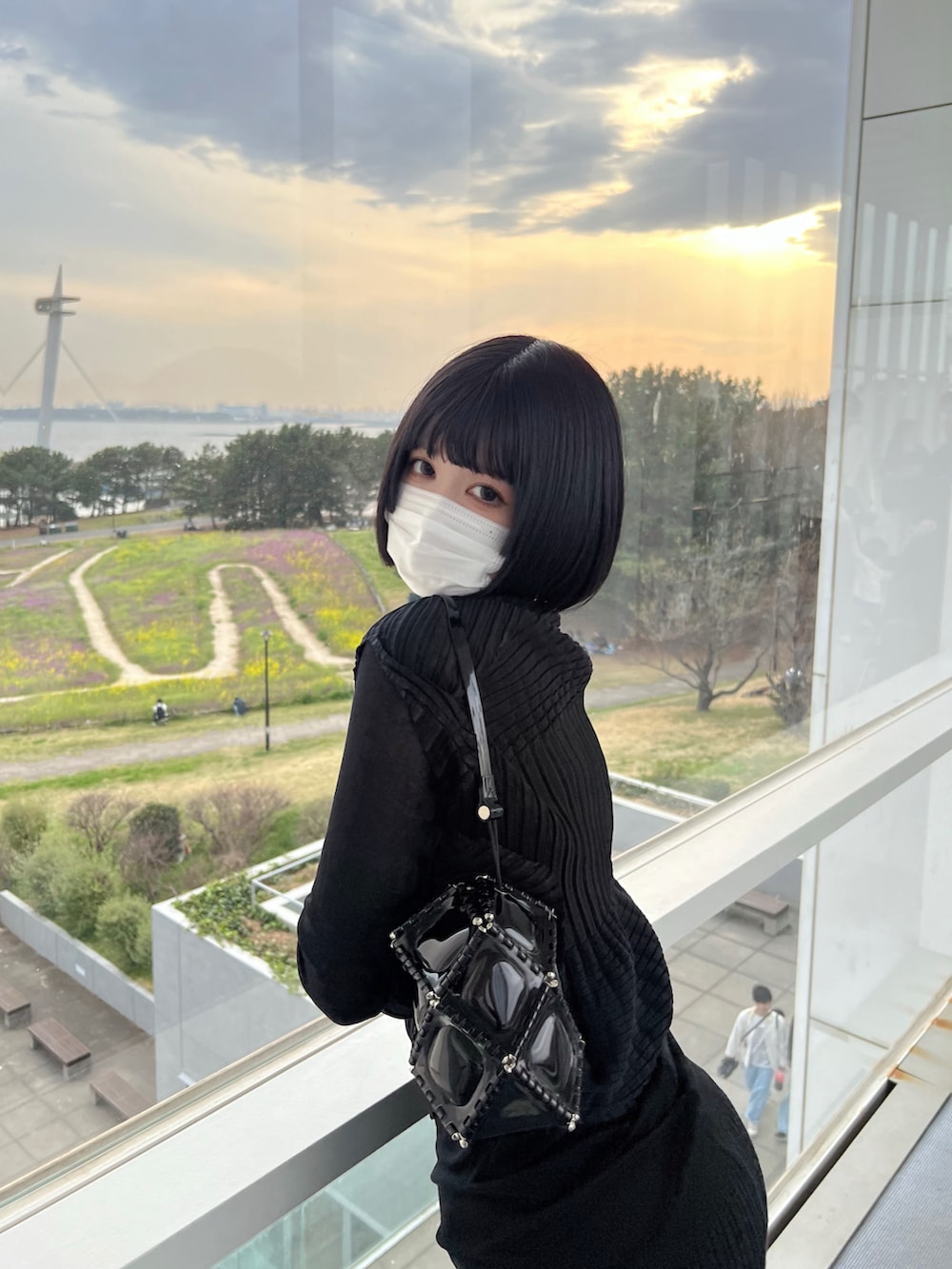 「春のNewスタイル、春ファッション、おでかけコーデ、シンプルスタイル、今日のコーデ、大人かわいい、ラクチンコーデ、休日スタイル、ワントーンコーデ、ブラック、キレイめ」｜「ISSEY MIYAKEのアイテム（トップス、ブラック系）」を使った、ameさん（レディース・165cm）の春コーディネートの2枚目の写真