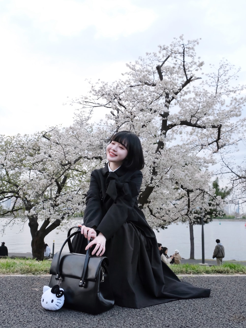 「春めき満開コーデ、ジャケット、春色、春服コーデ、お花見コーデ、オトナ女子、ゆるコーデ、お花見、春、モノトーンコーデ、リボン、最近のいい感じコーデ、セットアップ」｜「COMME des GARCONSのアイテム（ハンドバッグ、ブラック系）」を使った、ameさん（レディース・165cm）の春コーディネートの3枚目の写真