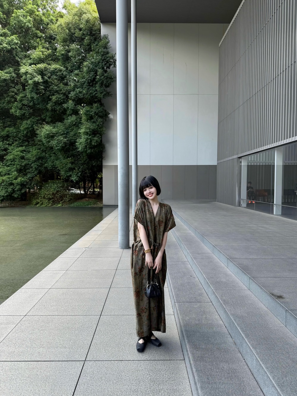 グリーン系のワンピース/ドレス、ブラック系のバレエシューズ、ブラック系のバッグを着用したレディースの夏コーディネートの2枚目の写真