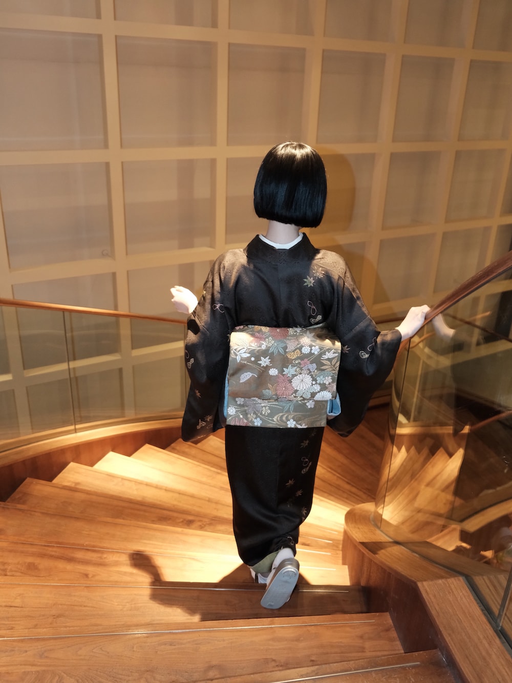 「最近のいい感じコーデ、大人女子、おでかけコーデ、今日のコーデ、モノトーンコーデ、きれいめコーディネート、着物コーデ、着物」｜「着物のアイテム（その他、グレー系）」を使った、ameさん（レディース・165cm）の冬コーディネートの4枚目の写真