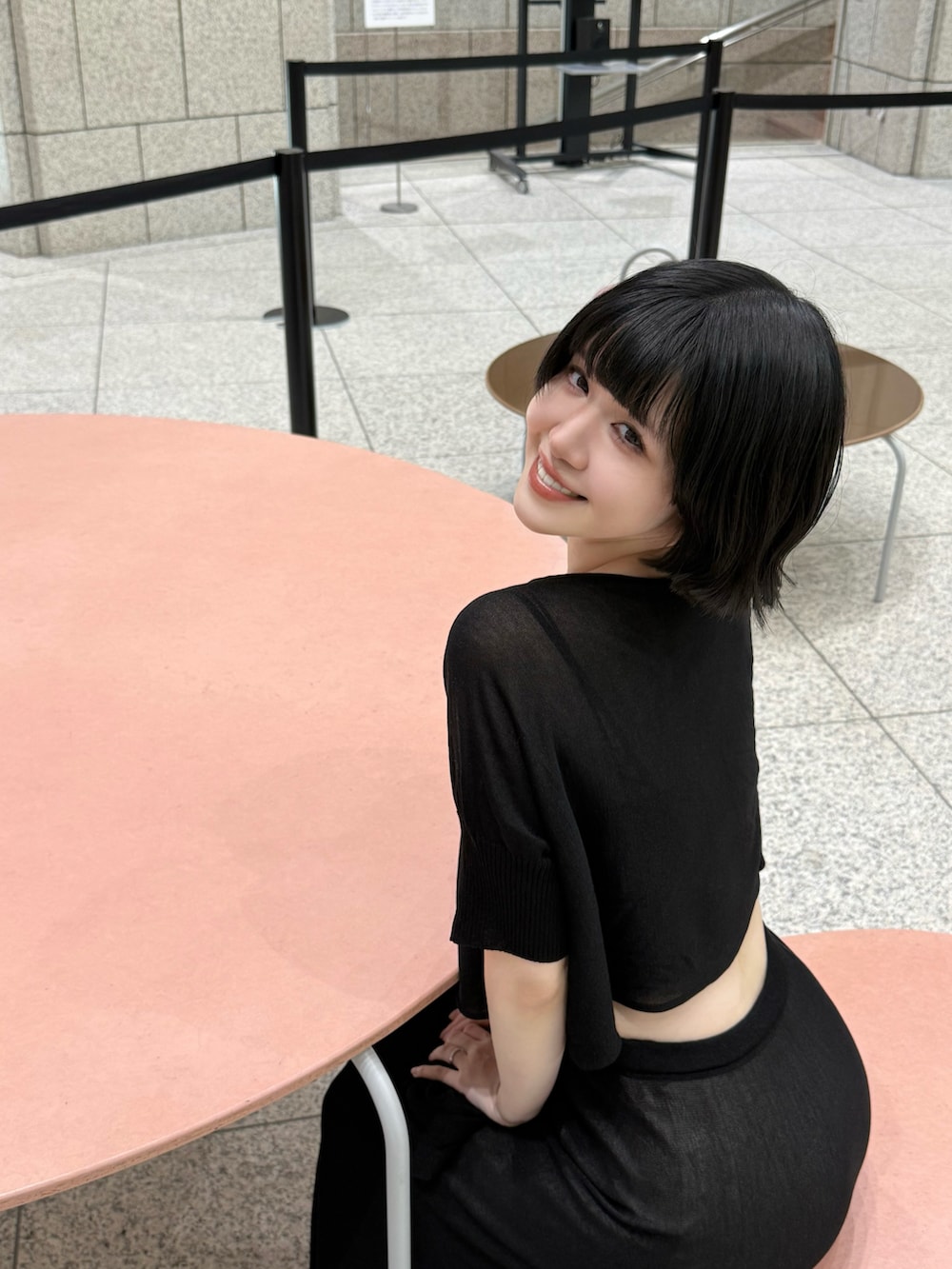 「夏ルックで気分アップ、セットアップ、シアートップス、夏服コーデ、ゆるコーデ、夏服、涼しいコーデ、カジュアルガーリー、夏コーデ、セットアップ風」｜「ISSEY MIYAKEのアイテム（ワンピース/ドレス、ブラック系）」を使った、ameさん（レディース・165cm）の夏コーディネートの3枚目の写真