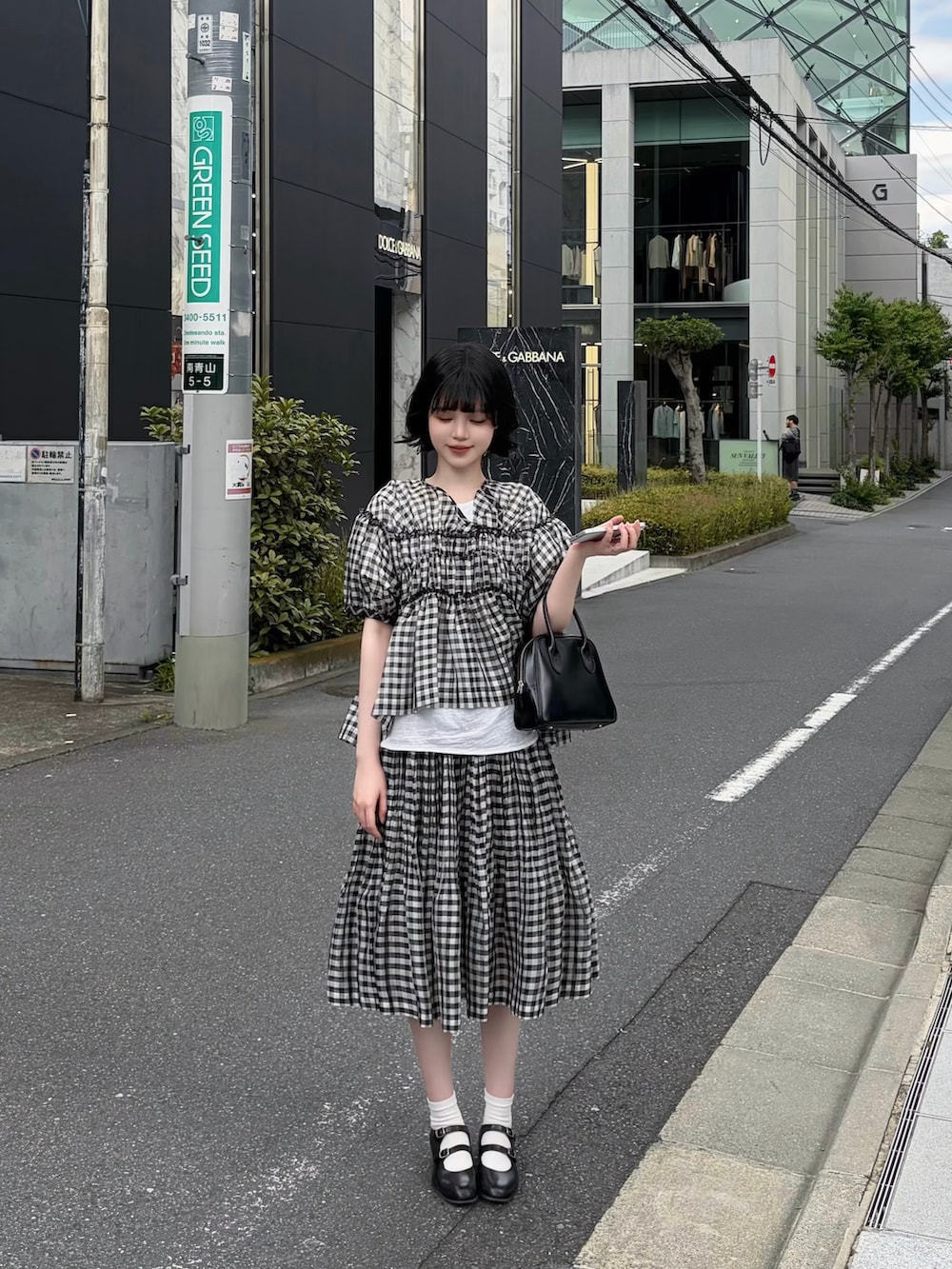 その他のトップス、その他のスカート、ブラック系のバッグを着用したレディースの夏コーディネートの2枚目の写真