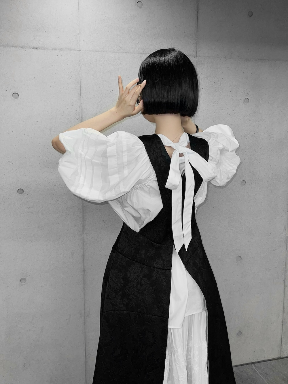 「新星WEARISTAにエントリー、秋冬コーデ、大人女子、シンプルコーデ、休日スタイル、ゆるコーデ、お洒落さんとつながりたい、クリスマスに着たい服、ファッションを楽しもう、大人かわいい、マイベストコーデ2023、高身長コーデ、冬」｜「COMME des GARCONSのアイテム（ハンドバッグ、ブラック系）」を使った、ameさん（レディース・165cm）の冬コーディネートの3枚目の写真