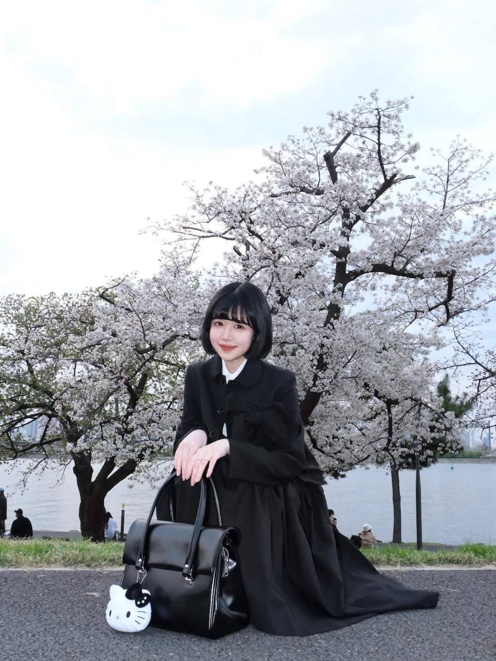 「春めき満開コーデ、ジャケット、春色、春服コーデ、お花見コーデ、オトナ女子、ゆるコーデ、お花見、春、モノトーンコーデ、リボン、最近のいい感じコーデ、セットアップ」｜「COMME des GARCONSのアイテム（ハンドバッグ、ブラック系）」を使った、ameさん（レディース・165cm）の春コーディネートの5枚目の写真