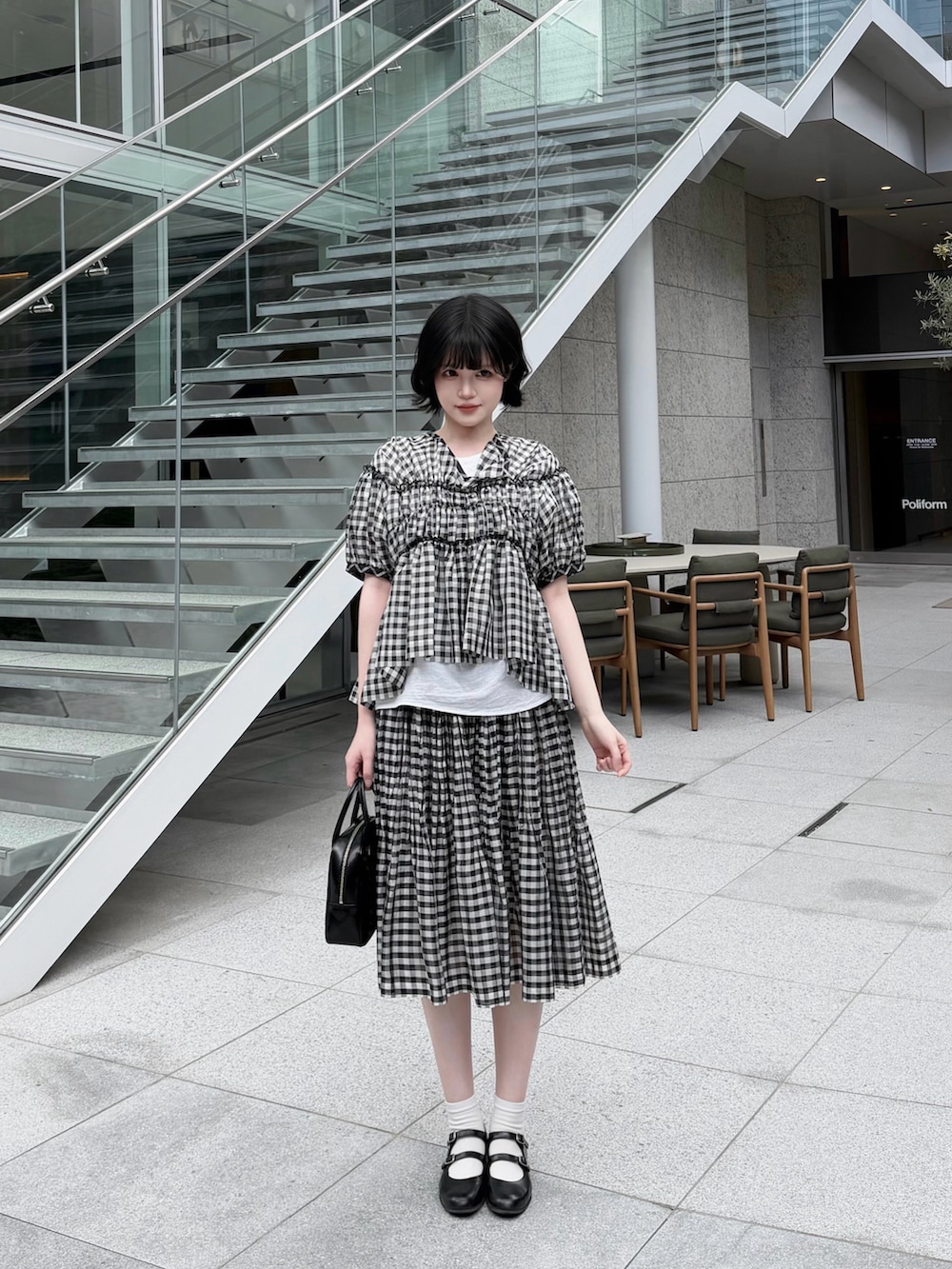 その他のトップス、その他のスカート、ブラック系のバッグを着用したレディースの夏コーディネートの3枚目の写真