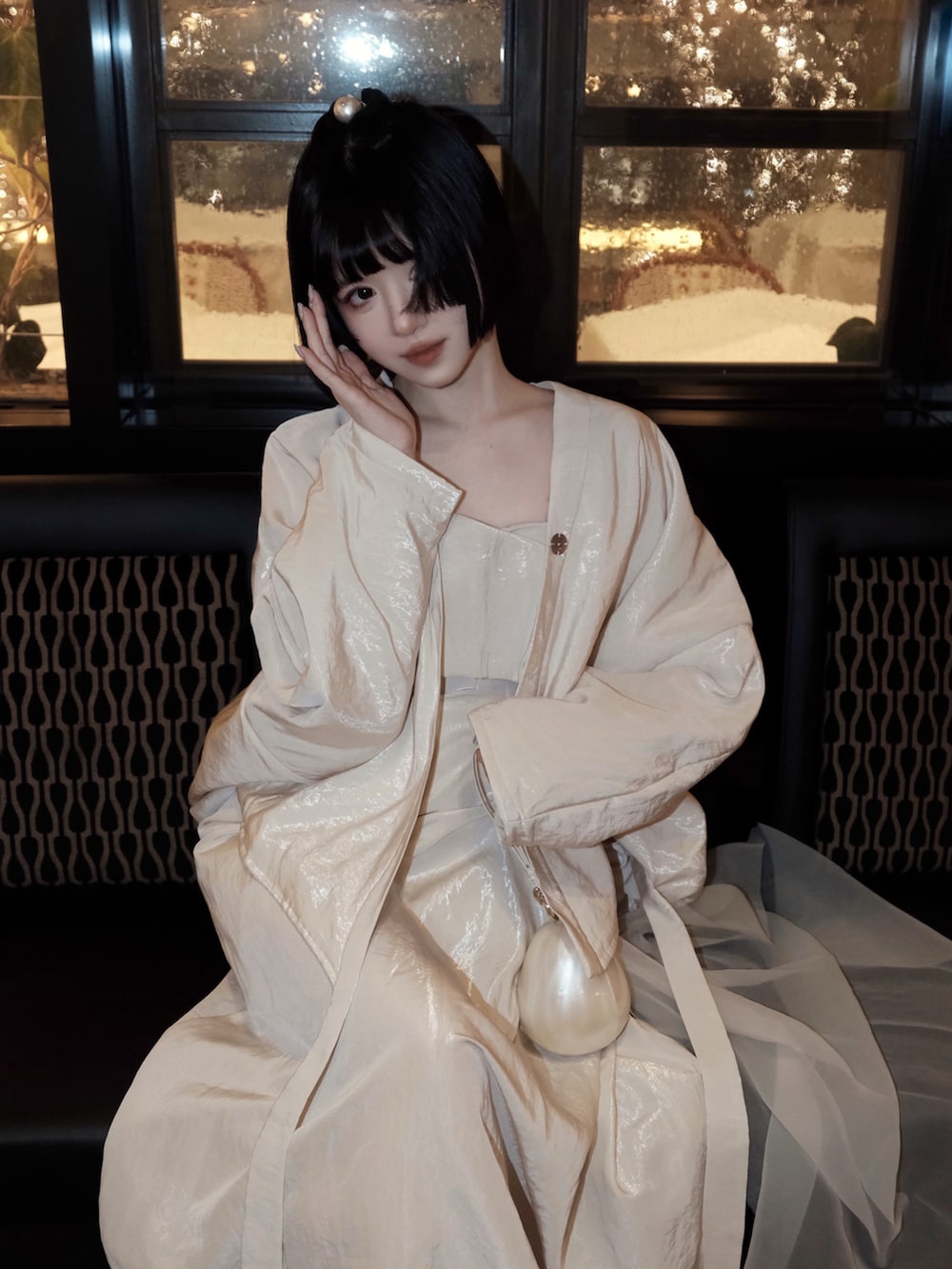 「冬アウター、淡色コーデ、大人女子、カジュアルスタイル、冬コーデ、キレイめ、お正月・初詣コーデ、ALLWHITE、ホワイトコーデ、アイボリー」｜「mao by maoのアイテム（ジャケット/アウター、ホワイト系）」を使った、ameさん（レディース・165cm）の冬コーディネートの3枚目の写真