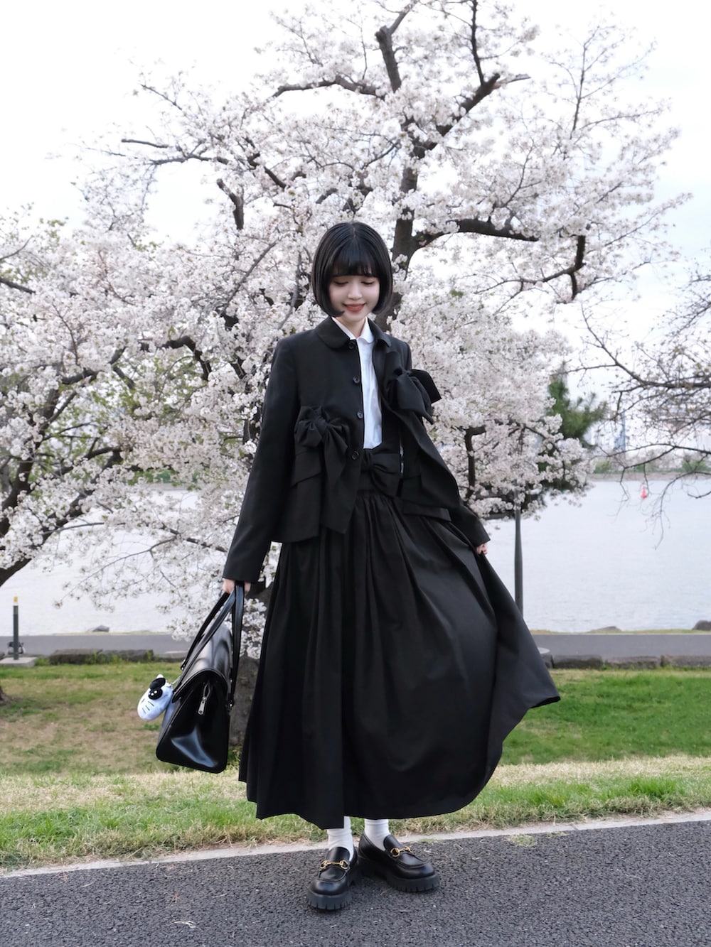 「春めき満開コーデ、ジャケット、春色、春服コーデ、お花見コーデ、オトナ女子、ゆるコーデ、お花見、春、モノトーンコーデ、リボン、最近のいい感じコーデ、セットアップ」｜「COMME des GARCONSのアイテム（ハンドバッグ、ブラック系）」を使った、ameさん（レディース・165cm）の春コーディネートの2枚目の写真