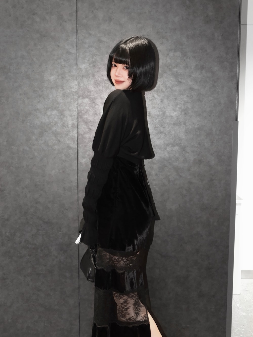 ブラック系のワンピース/ドレス、ブラック系のアンサンブル、ブラック系のトートバッグを着用したレディースの春コーディネートの2枚目の写真