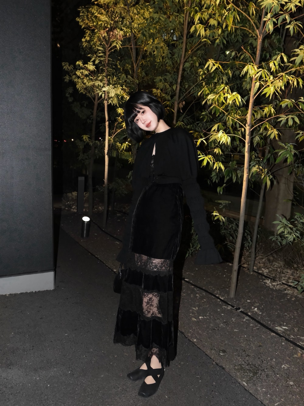 ブラック系のワンピース/ドレス、ブラック系のアンサンブル、ブラック系のトートバッグを着用したレディースの春コーディネートの3枚目の写真