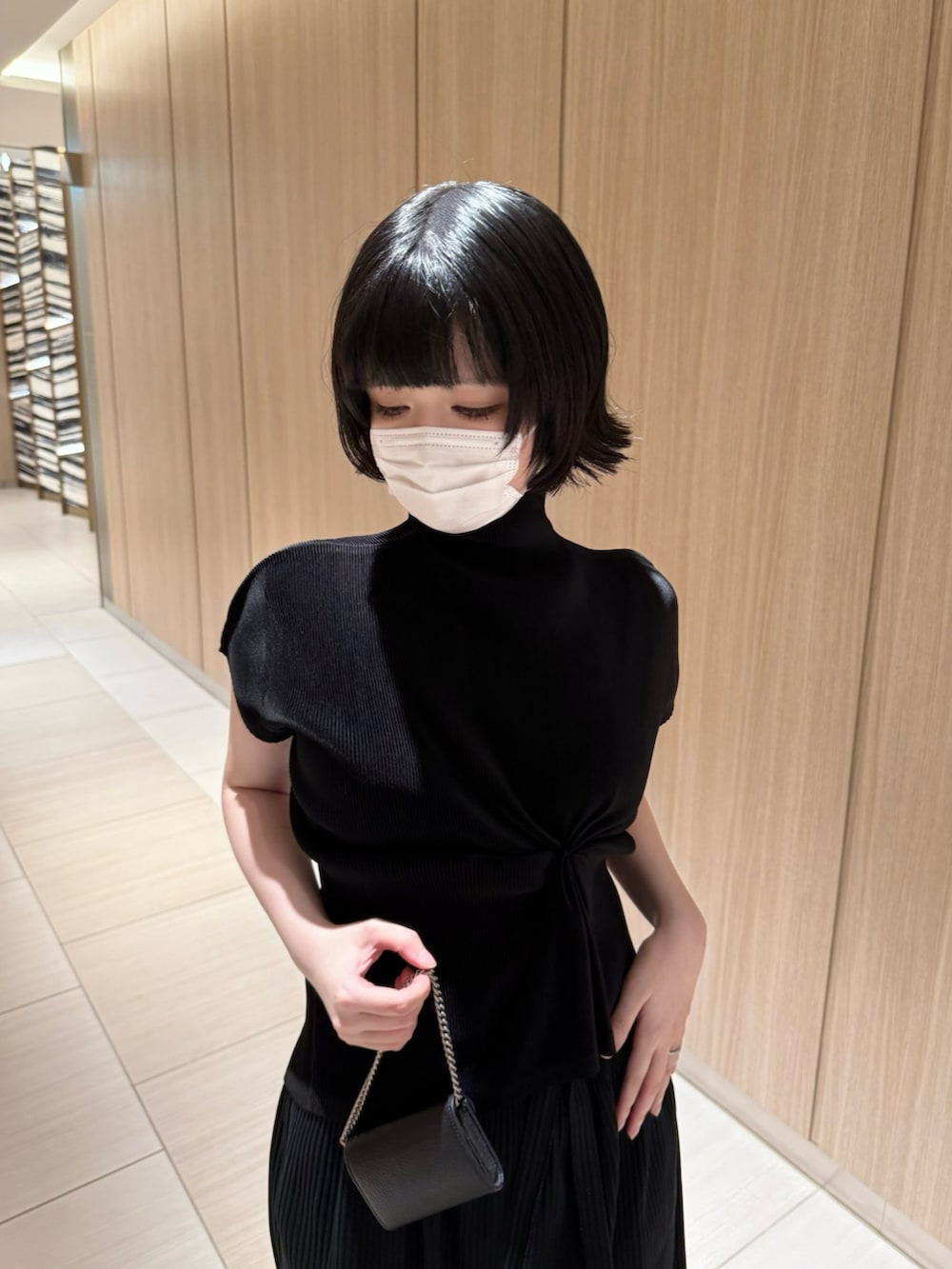 「セットアップ、今日のコーデ、おでかけ服、きれいめコーディネート、レディースファッション、夏だ！Tシャツ着よう！、ガーリーコーデ、夏コーデ、オトナカジュアル、秋服準備はじめました」｜「ISSEY MIYAKEのアイテム（トップス、ブラック系）」を使った、ameさん（レディース・165cm）の夏コーディネートの4枚目の写真